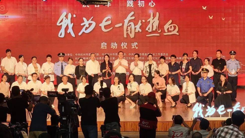 应对降温降雪天气 重庆机场给飞机“洗澡”